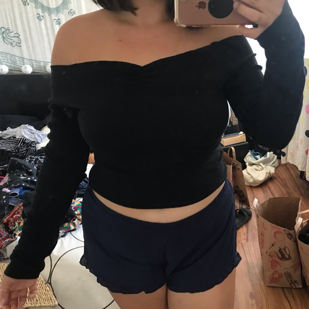 Off-shoulder long sleeved top
